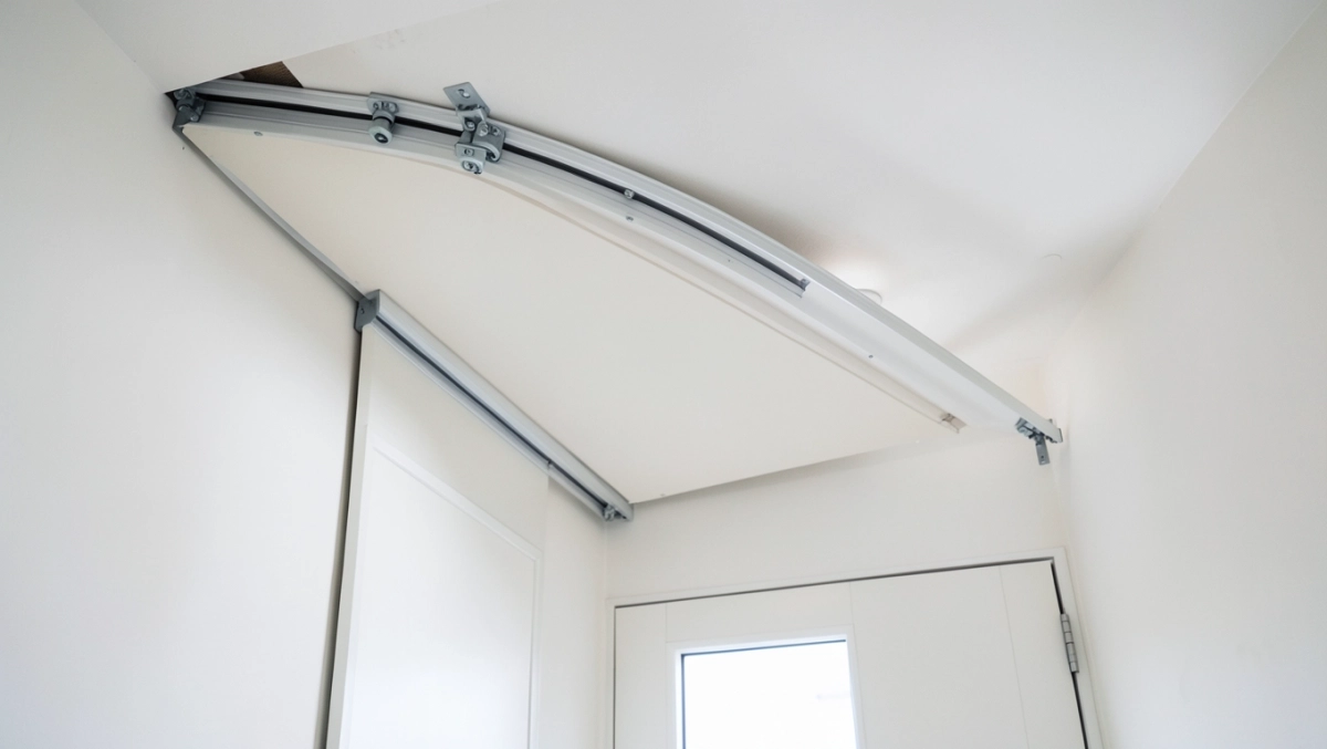 Jak zamontować drzwi przesuwne do sufitu