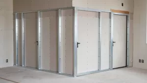 budowa ścianki działowej z drzwiami