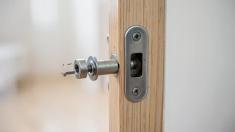 budowa zamka do drzwi pokojowych