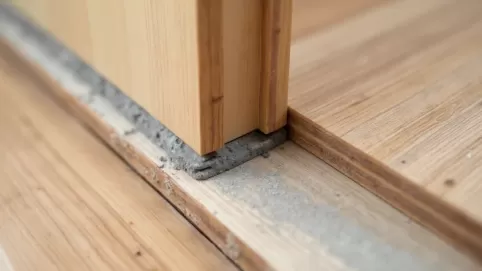 Dylatacja paneli w drzwiach