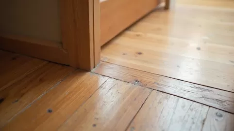 Jak układać panele względem drzwi