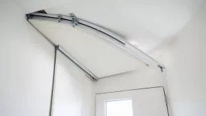 Jak zamontować drzwi przesuwne do sufitu