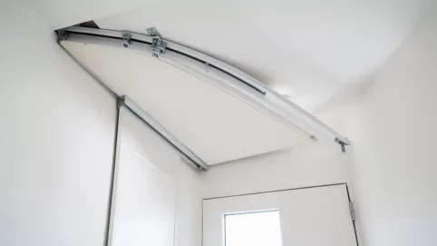Jak zamontować drzwi przesuwne do sufitu