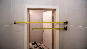 jak zmierzyc drzwi do lazienki
