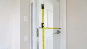 Jak zmierzyć drzwi łazienkowe