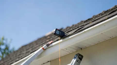 jak zmierzyć kąt dachu