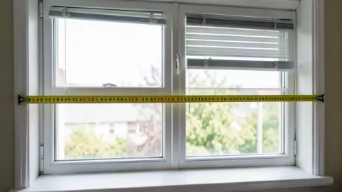 jak zmierzyć okno do rolet
