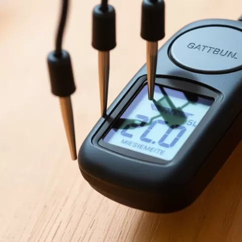 Jak zmierzyć wilgotność drewna omomierzem