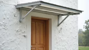 Montaż daszku nad drzwiami na styropianie