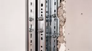 Montaż drzwi do profili UA