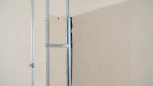 Montaż drzwi przesuwnych w ścianie