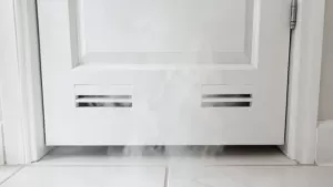 Otwory wentylacyjne w drzwiach łazienkowych