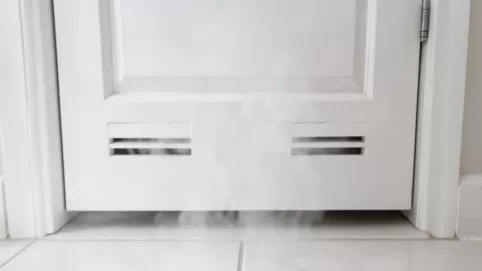 Otwory wentylacyjne w drzwiach łazienkowych