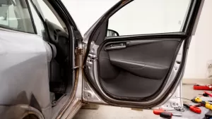 Regulacja drzwi samochodowych na zawiasach