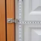 Jak zmierzyć rozstaw zawiasów w drzwiach