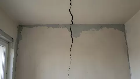popękane ściany po remoncie sąsiada